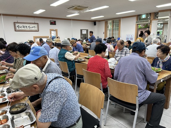 ▲ 경로식당 이용 어르신 ⓒ동여수노인복지관