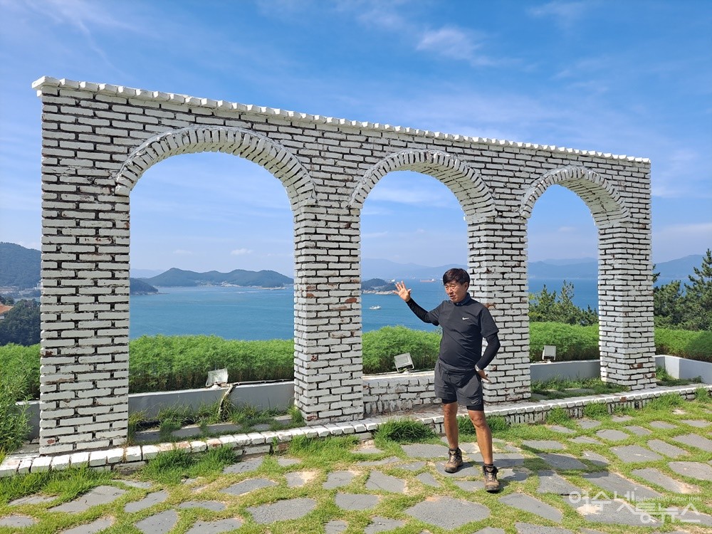 ▲ 여수 더 포레스트랜드’대한문‘에 대해 김승호 대표가 설명하고 있다. ⓒ조찬현