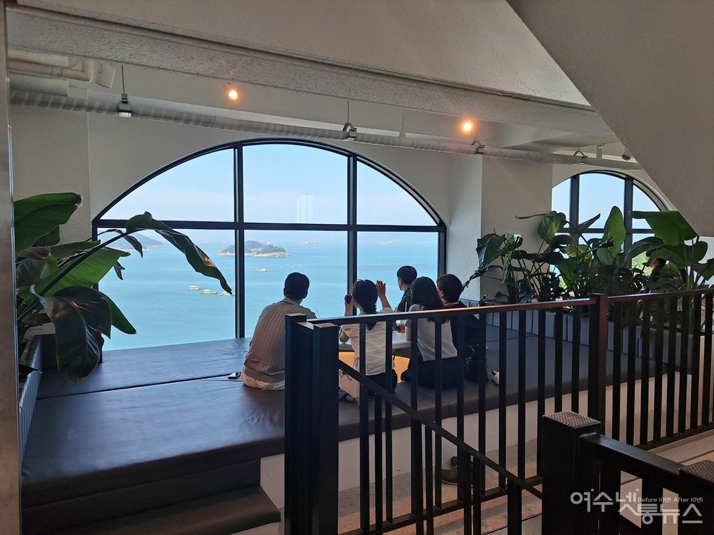 ▲ 4층 창가는 오션뷰 명당이다. 누울 수 있는 공간까지 마련되어 인기 절정이다. ⓒ조찬현