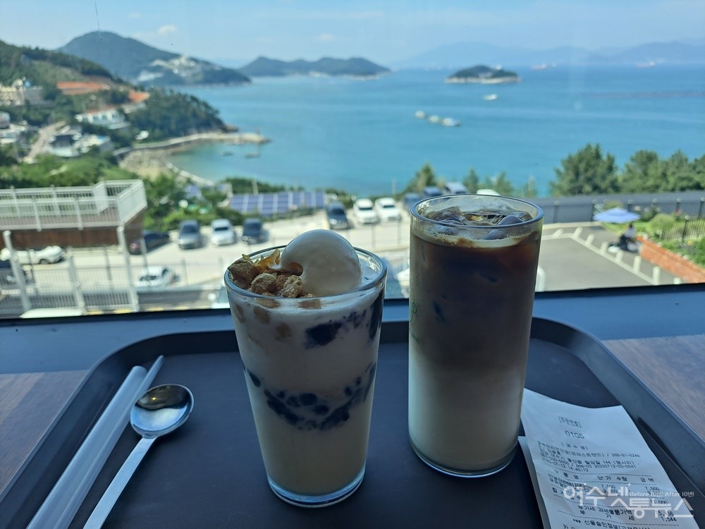 ▲ 음료는 우유팥빙수스무디와 바닐라라떼아이스다. ⓒ조찬현