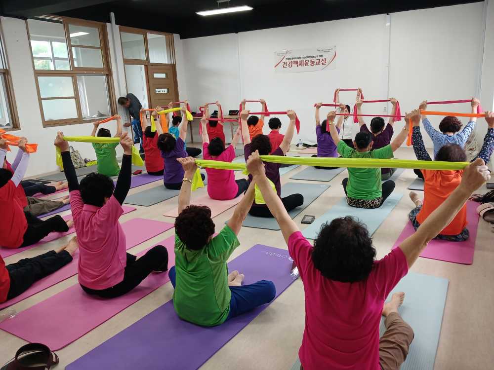 ▲ 어르신 요가교실 ⓒ화태마을 제공