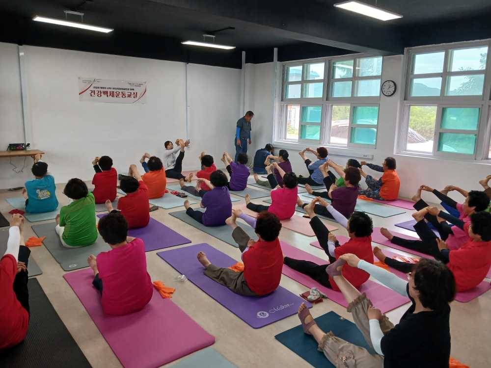 ▲ 어르신 요가교실 ⓒ화태마을 제공