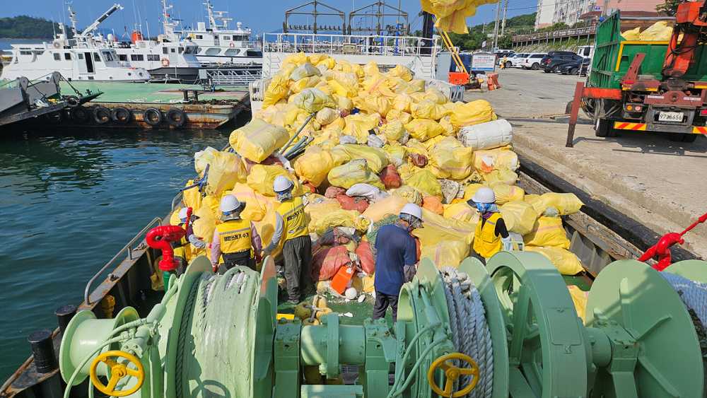▲ 본격적인 여름 휴가철을 맞아 관광객들이 많이 찾는 해수욕장 등 주요 관광지 주변 해양쓰레기 집중 수거 활동을 펼치고 있다고 밝혔다. ⓒ여수시