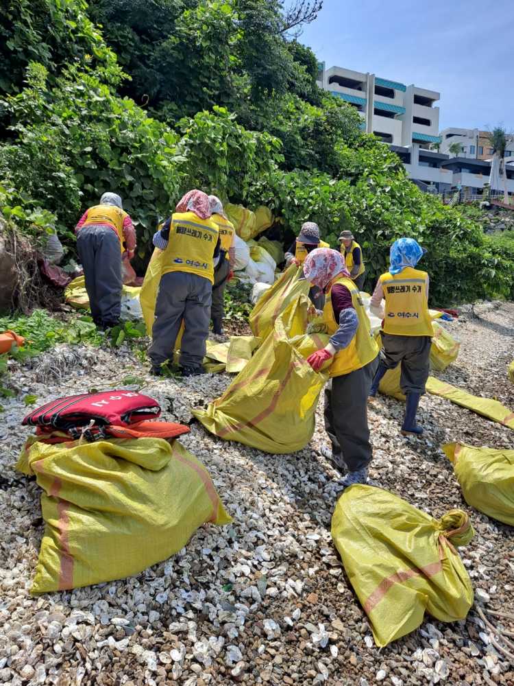 ▲ 본격적인 여름 휴가철을 맞아 관광객들이 많이 찾는 해수욕장 등 주요 관광지 주변 해양쓰레기 집중 수거 활동을 펼치고 있다고 밝혔다. ⓒ여수시