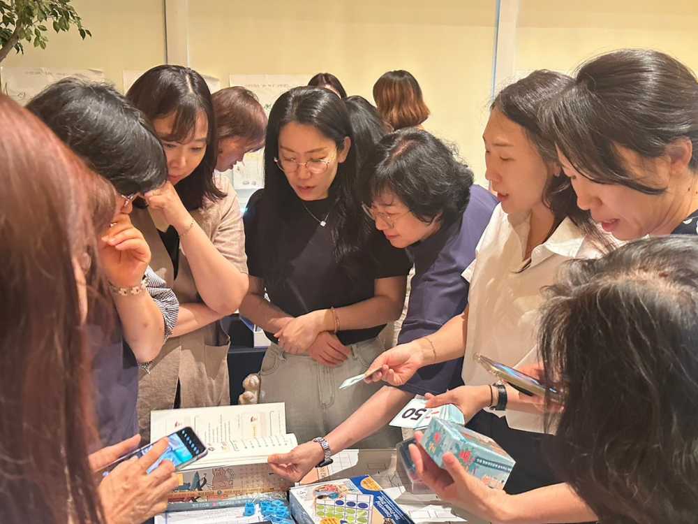 ▲ 각자 가져온 교구를 살펴보며 활용법, 지도 방법을 나누고 있는 모습 ⓒ전라남도교육청