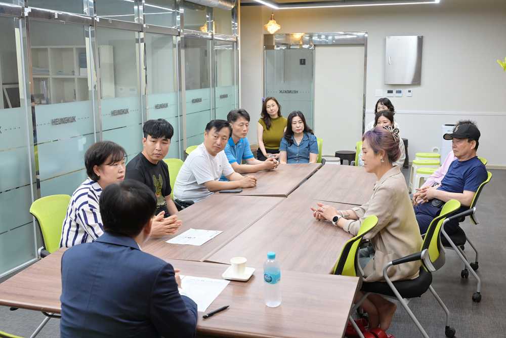 ▲ 지난 22일 흥국상가를 방문해 상인들과 간담회를 갖고 민생경제 회복을 위한 현장 소통에 나섰다. ⓒ여수시