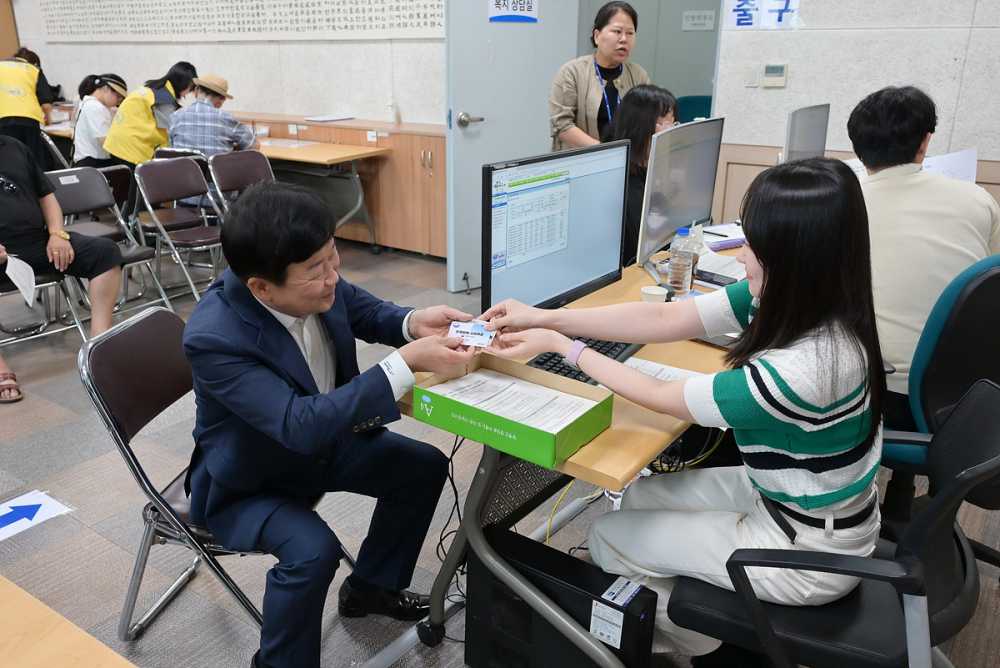 ▲ 정기명 시장이 민생회복 소비쿠폰 1차 접수 이튿날인 지난 22일 쌍봉동주민센터를 방문해 발급 현황을 점검하고 직원들을 격려했다. ⓒ여수시