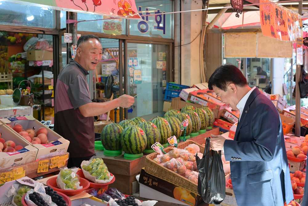 ▲ 진남시장과 흥국상가를 방문한 정기명 시장은 소비쿠폰을 직접 사용해 과일 등을 구매하고, 경기침체로 어려움을 겪고 있는 상인들을 만나 격려했다. ⓒ여수시