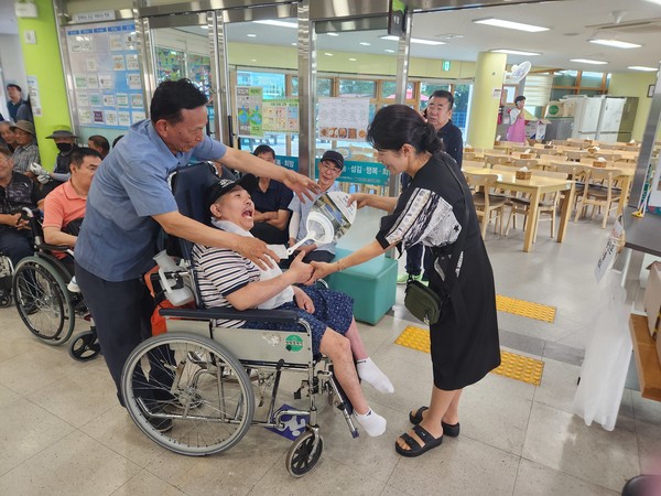 ▲복지관 이용인들에게 부채를 배부하고 있다. ⓒ여수시장애인종합복지관