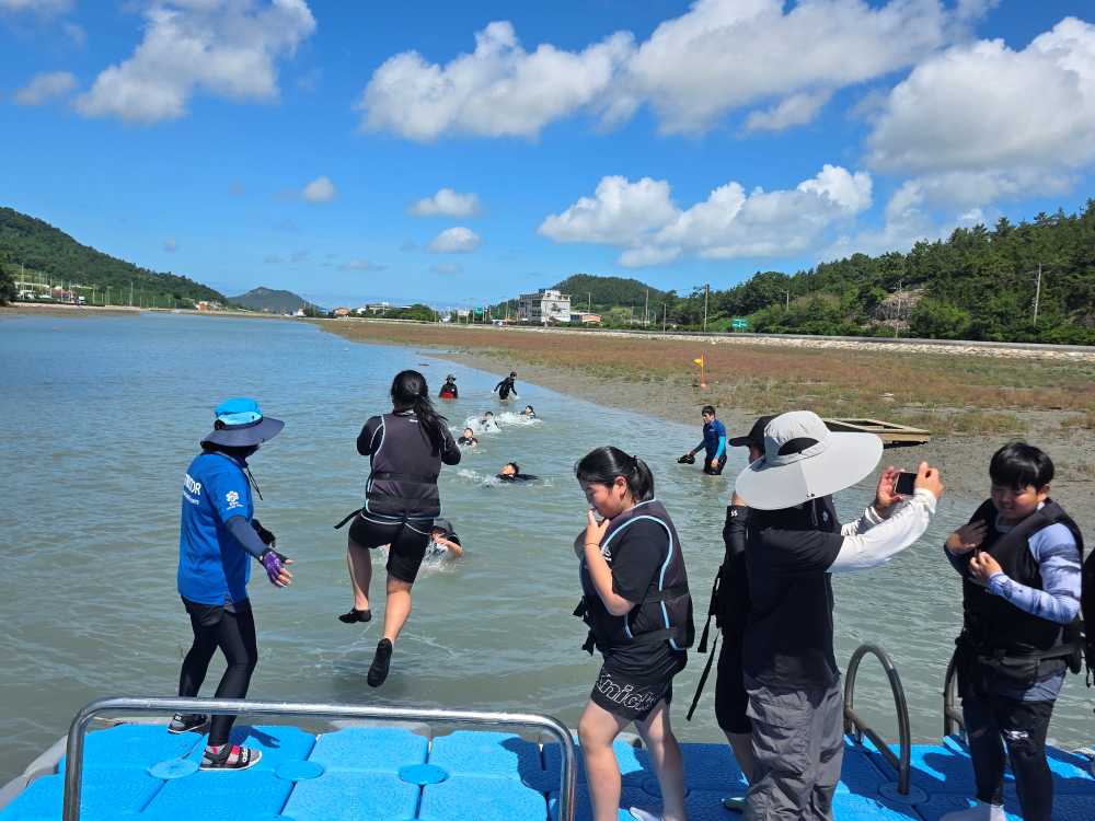 ▲신안 관내 학생들이 22일 임자면 진리해변에서 ‘생활수영’ 교육을 받고 있다. ⓒ전라남도교육청