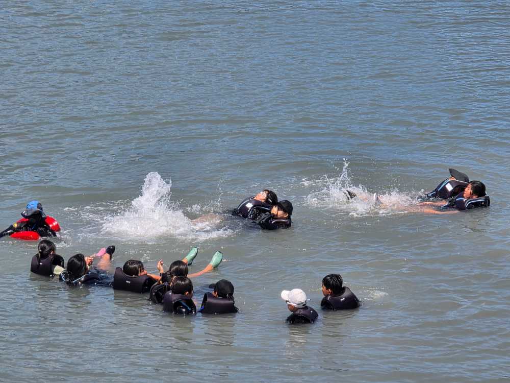 ▲신안 관내 학생들이 22일 임자면 진리해변에서 ‘생활수영’ 교육을 받고 있다. ⓒ전라남도교육청