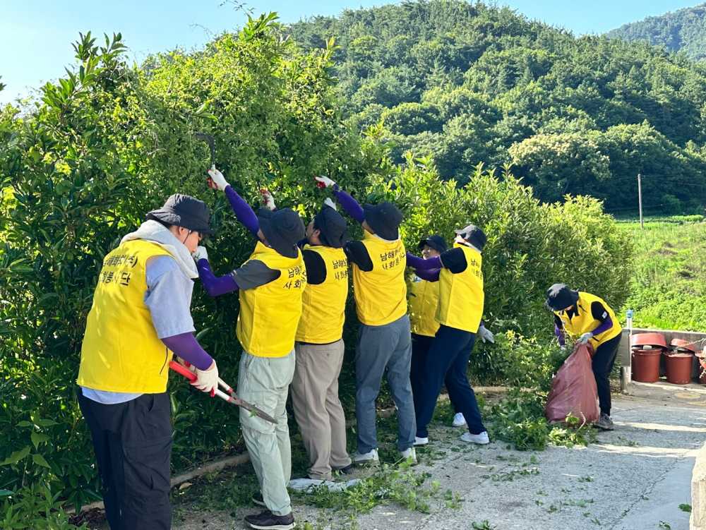 ▲ 남해화학(주) 사회봉사단  봉사활동 모습 ⓒ가나헌