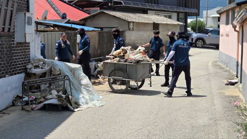 ▲수해 복구 지원 모습 ⓒ전남경찰청