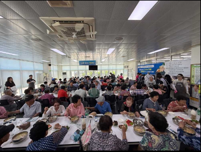 ▲단체식사 모습 ⓒ동여수노인복지관