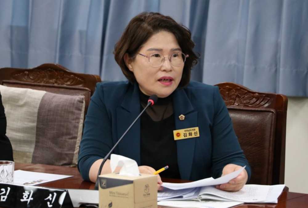 ▲ 2025년도 인재평생교육진흥원 소관 업무보고에 대해 질문하고 있다. ⓒ전라남도의회