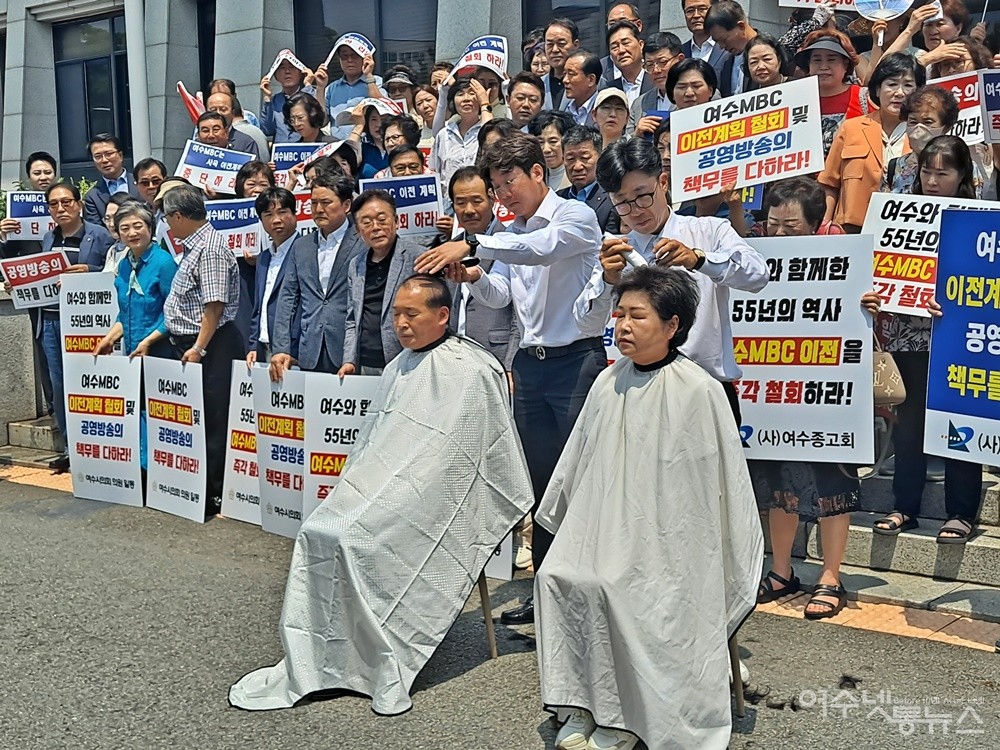 ▲ 여수시의회 백인숙 의장과 문갑태 부의장이 삭발하고 있다. ⓒ조찬현