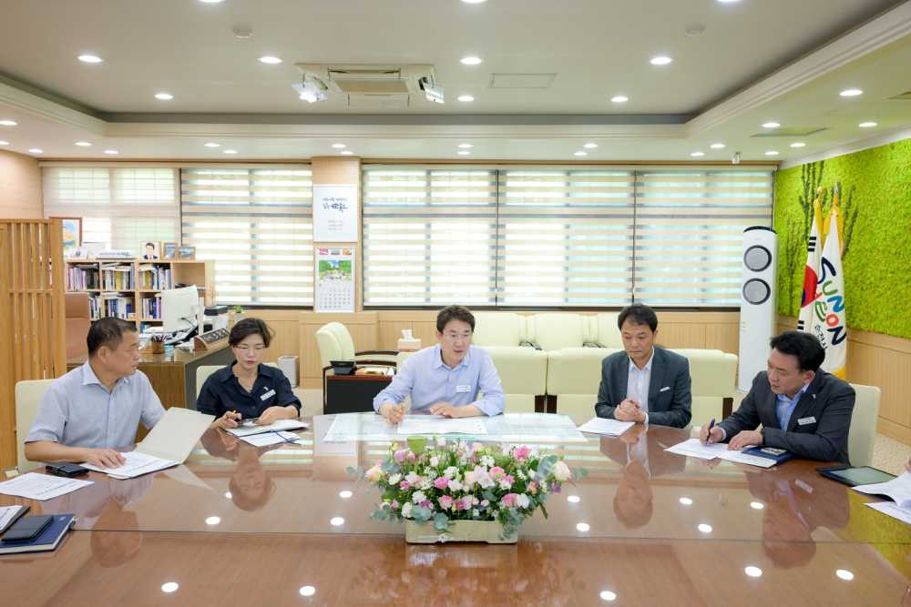 ▲ 지난 24일 시장실에서 노관규 순천시장을 비롯한 세계유니버시아드 유치 TF 관계자들이 회의하고 있다.  ⓒ순천시