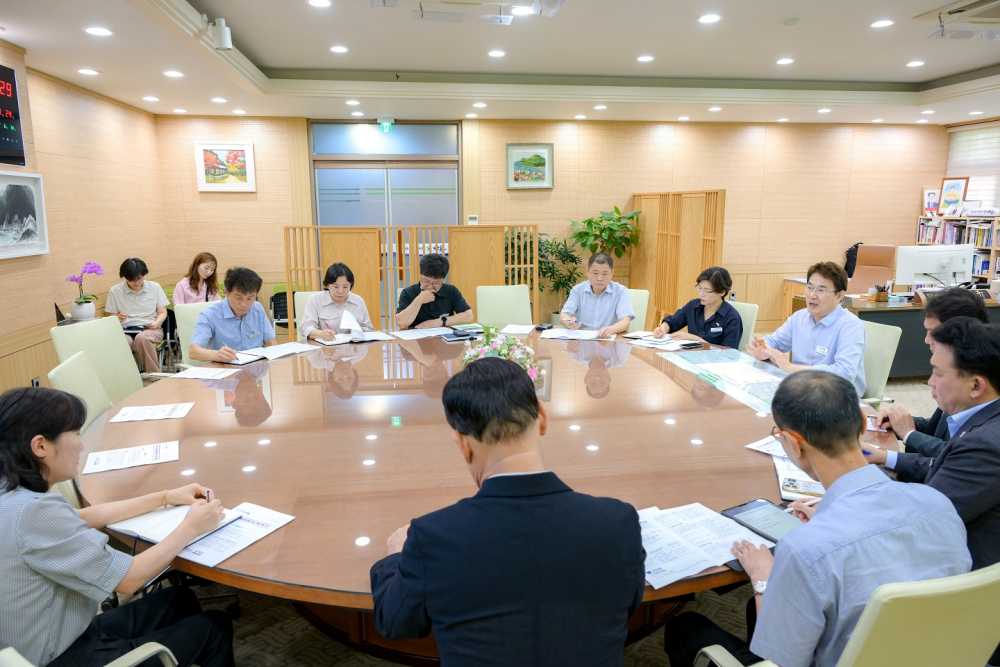 ▲지난 24일 시장실에서 노관규 순천시장을 비롯한 세계유니버시아드 유치 TF 관계자들이 회의하고 있다 ⓒ순천시