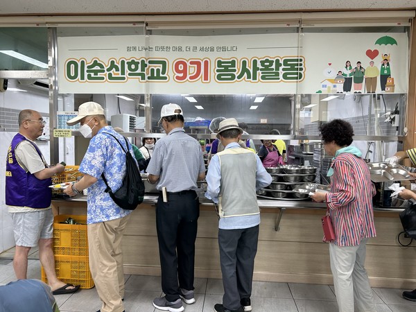 ▲ 배식모습 ⓒ동여수노인복지관