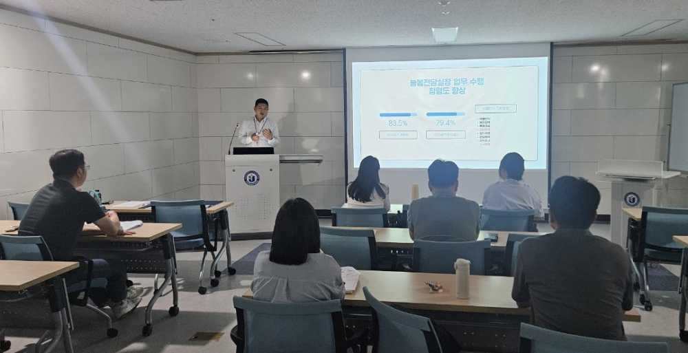 ▲ 7월 25일 전라남도교육청순천만생태문화교육원에서 진행된‘2025. 9. 1.자 늘봄전담실장 역량강화 연수’참가자들이 프로그램에 참여하고 있다. ⓒ전라남도교육청