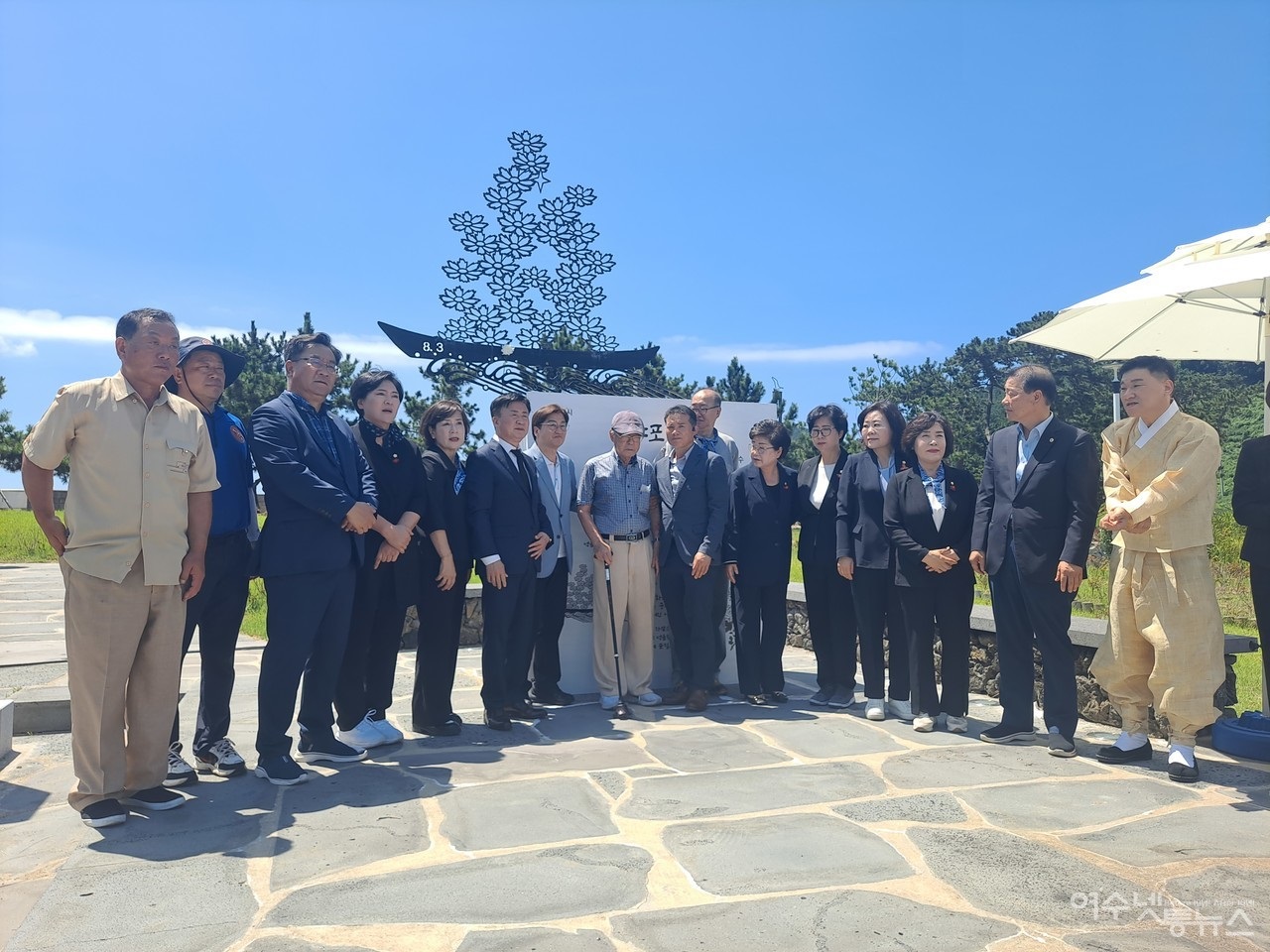 ▲ 이야포·두룩여 미군폭격사건 74주년 추모제에 함께한 참여자들이 기념촬영을 했다.ⓒ조찬현