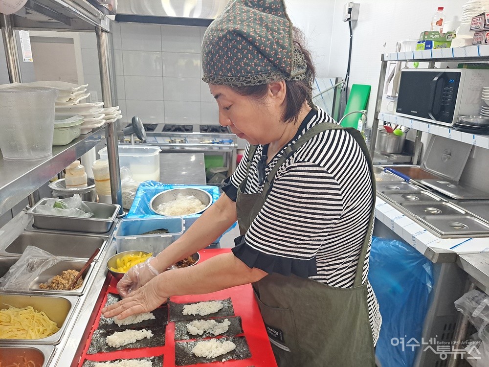 ▲ 포슬포슬 꼬마김밥 박미경 대표가 김밥을 싸고 있다. ⓒ조찬현