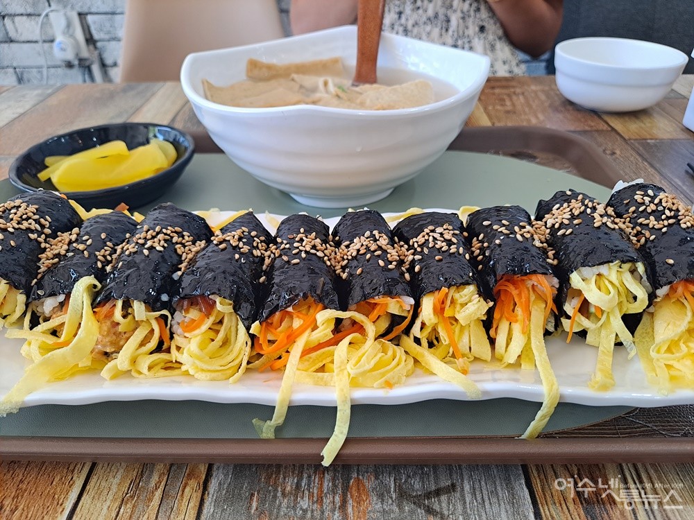 ▲ 여수 문수동 포슬포슬 꼬마김밥집의 꼬마김밥 2인분과 오뎅탕이다. ⓒ조찬현