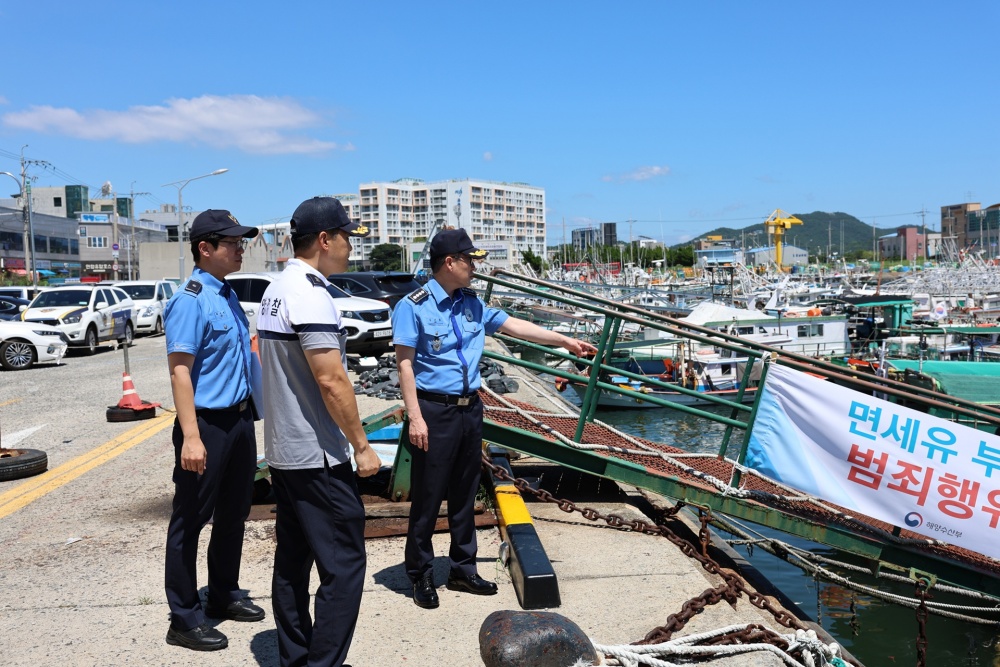 ▲태풍 내습기 대비 국동항 일대를 점검중인 모습 ⓒ여수해양경찰서