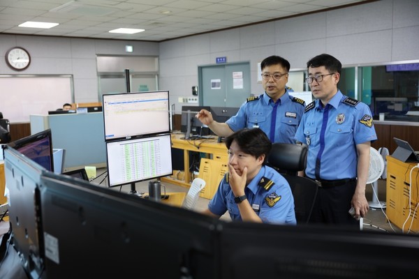 ▲태풍 내습기 대비 여수항VTS를 점검중인 모습 ⓒ여수해양경찰서