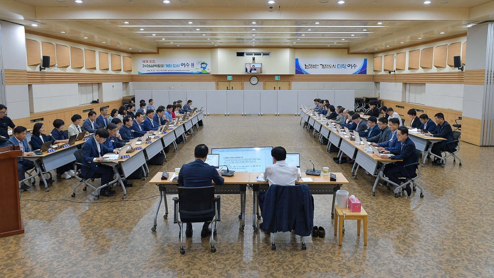 ▲지난 25일 시청 회의실에서 8월 월간업무계획 보고회를 주재하고 자연재해에 선제적으로 대응하기 위한 부서별 안전 지침(매뉴얼) 정비를 당부했다. ⓒ여수시