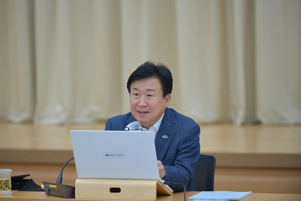 ▲지난 25일 시청 회의실에서 8월 월간업무계획 보고회를 주재하고 자연재해에 선제적으로 대응하기 위한 부서별 안전 지침(매뉴얼) 정비를 당부했다.ⓒ여수시