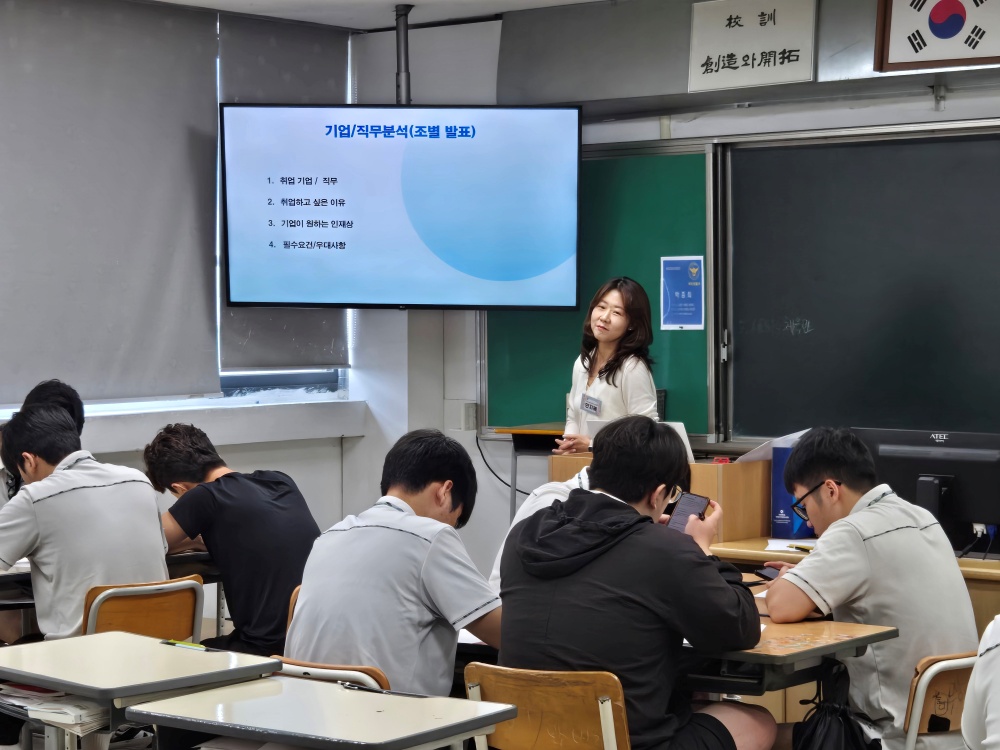 ▲ 지난 17일 전남대 여수캠퍼스에서 여수·순천 등 인근 지역의 특성화고 학생 400여 명이 취업 준비 프로그램에 참여하고 있다. ⓒ전남대학교