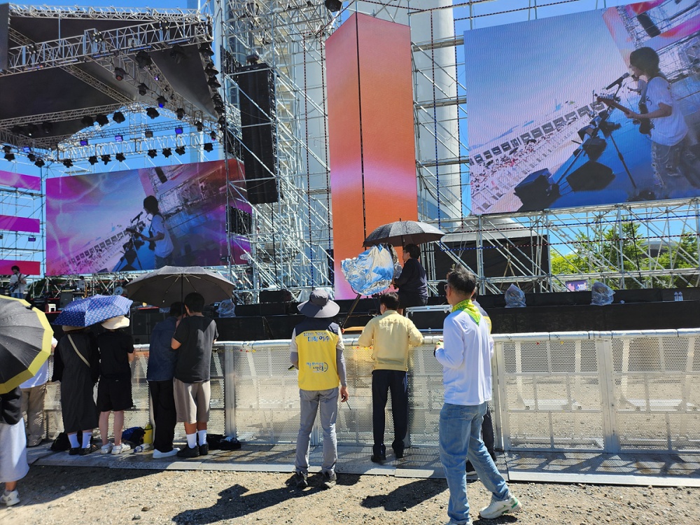 ▲ 여름철 지역축제 안전사고 예방을 위해 힘쓰고 있는 가운데, 지난 27일 정기명 시장이 ‘2025 여수 K-메가 아일랜드 페스티벌’ 행사장을 직접 방문해 현장 안전관리 실태를 점검했다. ⓒ여수시