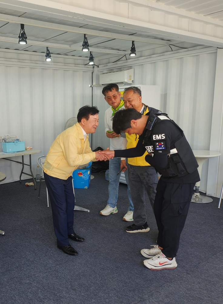 ▲ 여름철 지역축제 안전사고 예방을 위해 힘쓰고 있는 가운데, 지난 27일 정기명 시장이 ‘2025 여수 K-메가 아일랜드 페스티벌’ 행사장을 직접 방문해 현장 안전관리 실태를 점검했다. ⓒ여수시