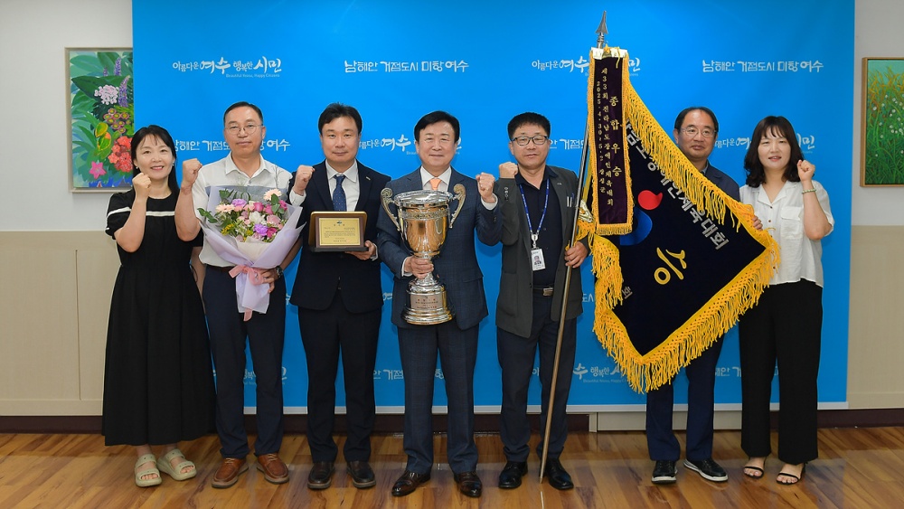 ▲ 지난 25일, 시장실에서 정기명 여수시장과 여수시 장애인체육회 관계자들이 참석한 가운데 ‘제33회 전라남도장애인체육대회’ 종합우승 트로피와 우승기 전달식을 가졌다.ⓒ여수시