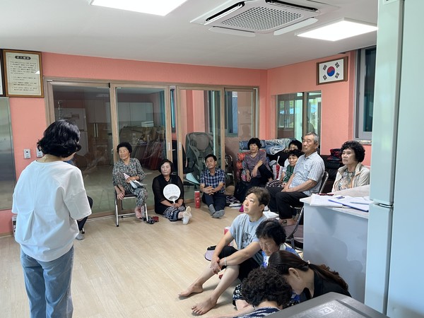 ▲주민들과 함께하는 스마트폰 사용법 및 보이스피싱 예 방 교육 현장 ⓒ여수시장애인종합복지관