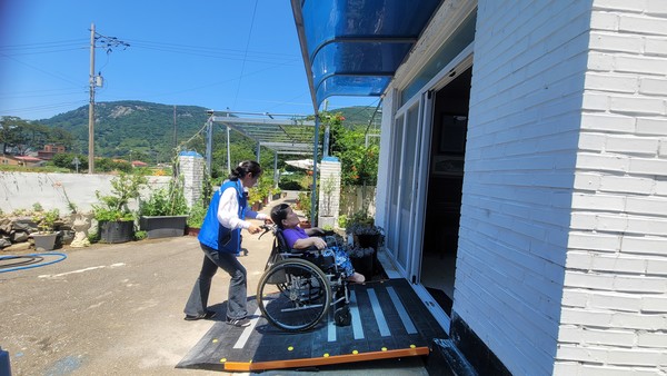 ▲직포교회 경사로를 이용하는 박**님 모습 ⓒ여수시장애인종합복지관