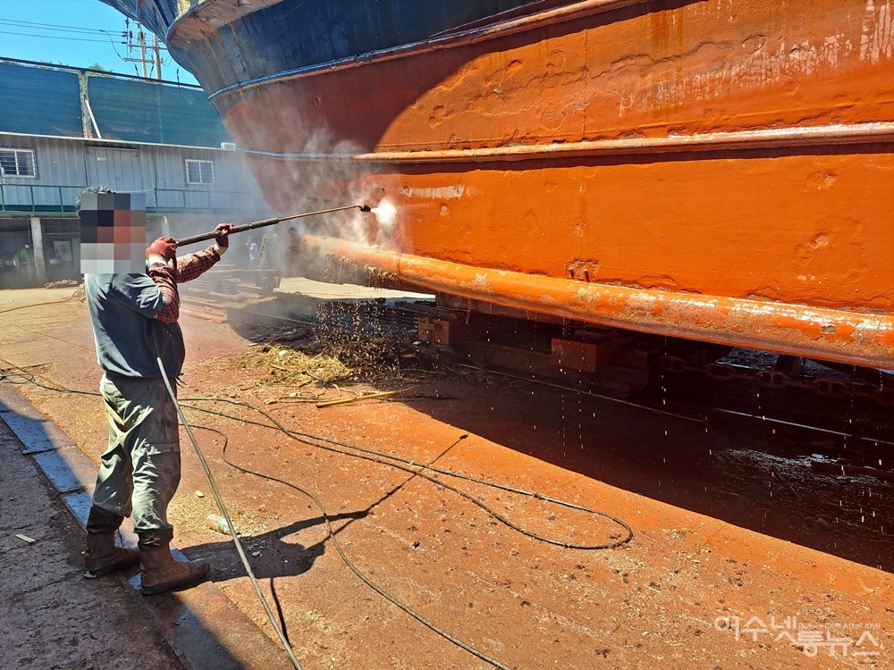 ▲ A 조선소 작업자가 선박 외부를 고압으로 세척하고 있다. 오염수가 바다로 그대로 흘러 들어간다. ⓒ조찬현