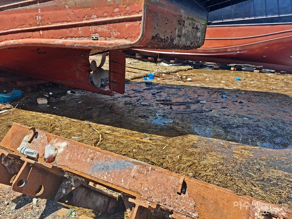 ▲ A 조선소. 작업자가 선박을 세척하는 과정에서 발생한 오염수가 인근 바다로 그대로 흘러들고 있다. ⓒ조찬현