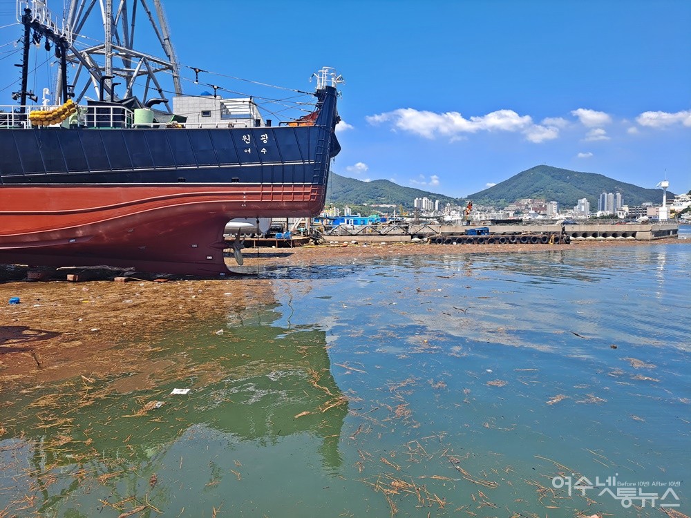 ▲ 조선소 작업자가 선박을 세척하는 과정에서 발생한 오염수와 바다로 흘러든 쓰레기가 가득하다. ⓒ조찬현