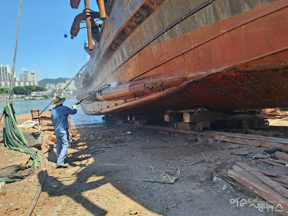 ▲ B 조선소 작업자가 선박 외부를 고압으로 세척하고 있다. 오염수가 바다로 그대로 흘러 들어간다. ⓒ조찬현