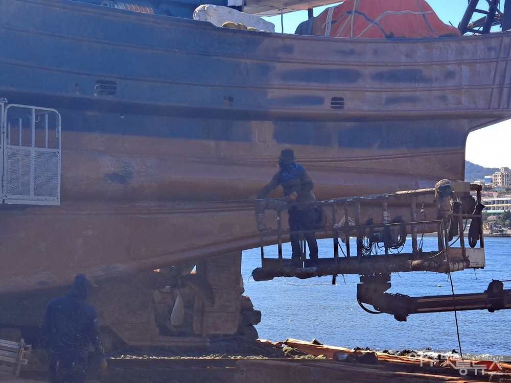 ▲ B 조선소 작업자가 고소작업차 바구니에 올라 선박 외부 페인팅을 하고 있다. ⓒ조찬현