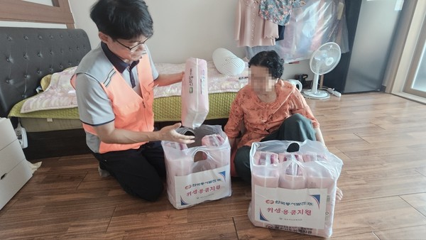 ▲ 한국동서발전(주)신호남건설추진본부 임직원의 물품 전달 모습 ⓒ여수시노인복지관