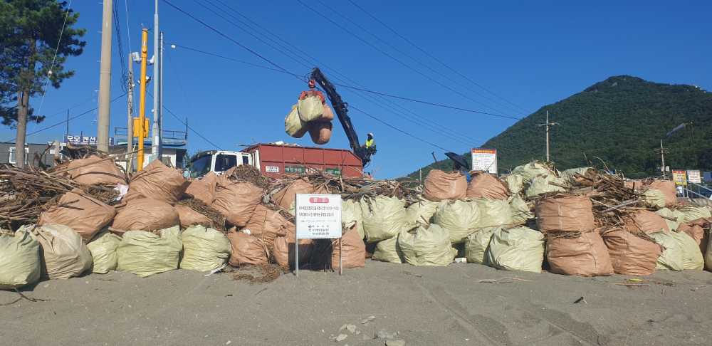 ▲ 최근 섬진강 유역의 집중호우로 인해 만성리, 모사금, 무슬목 등 주요 해수욕장 해안에 다량의 해양쓰레기가 유입됨에 따라 신속한 정화 작업에 총력을 기울이고 있다. ⓒ여수시