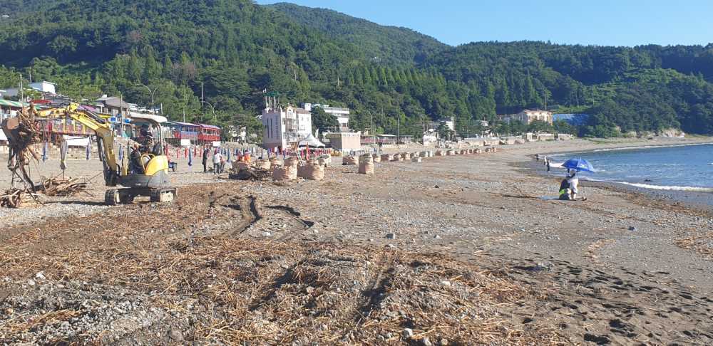 ▲ 최근 섬진강 유역의 집중호우로 인해 만성리, 모사금, 무슬목 등 주요 해수욕장 해안에 다량의 해양쓰레기가 유입됨에 따라 신속한 정화 작업에 총력을 기울이고 있다. ⓒ여수시