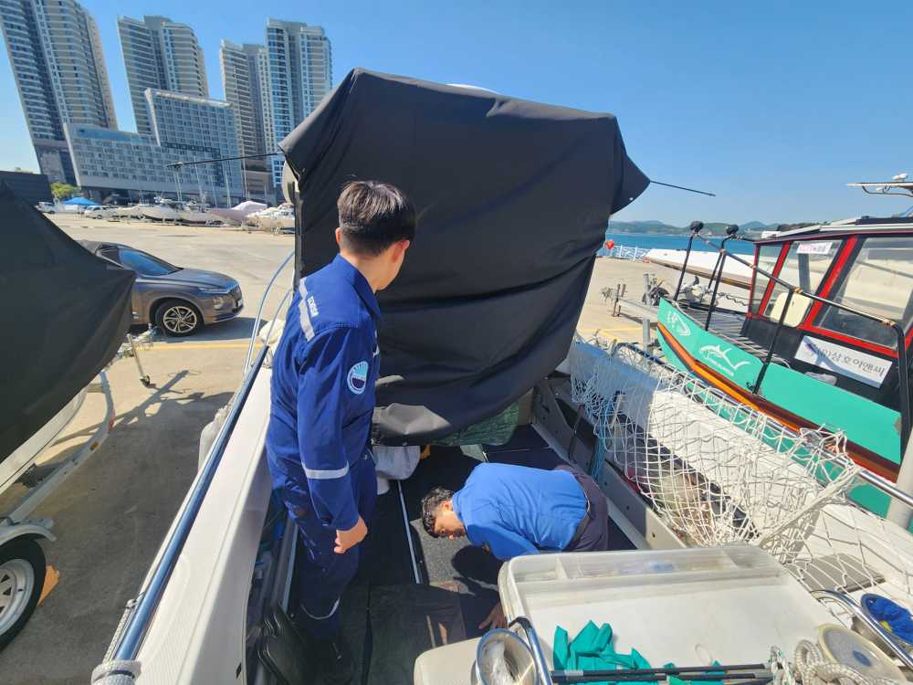 ▲수상레저기구 무상 점검중 모습 ⓒ여수해양경찰서