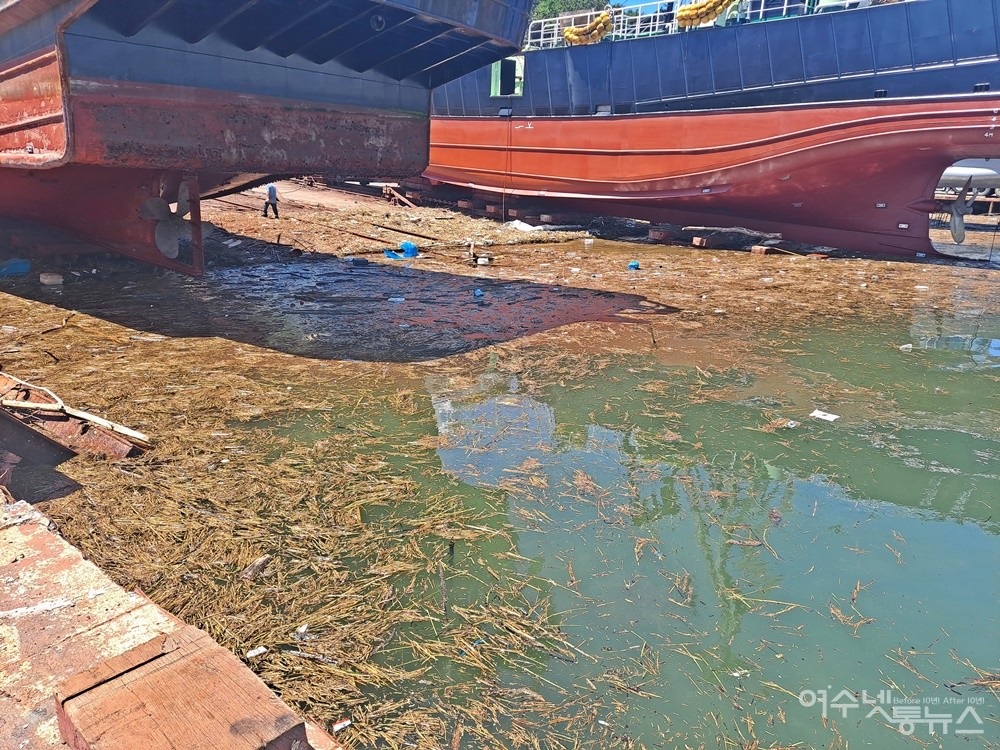 ▲ 조선소 작업자가 선박을 세척하는 과정에서 발생한 오염수와 바다로 흘러든 쓰레기가 가득하다. ⓒ조찬현
