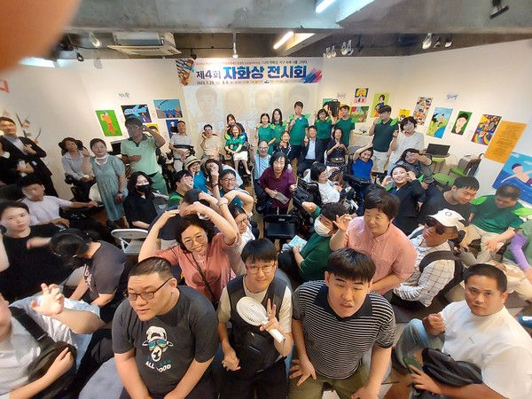 ▲ 제4회 자화상 전시회 개최식 모습 ⓒ라르쉬장애인자립생활센터
