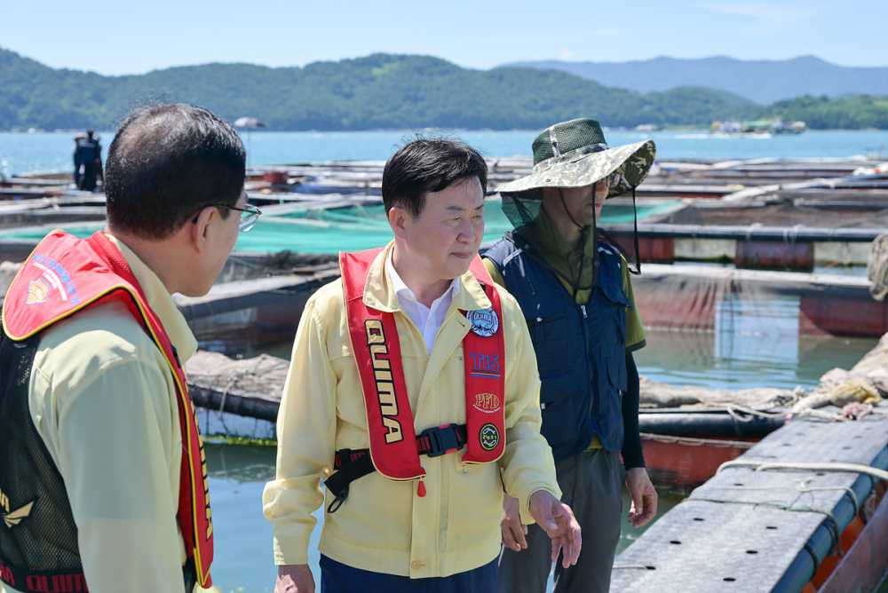 ▲ 지난 29일 돌산읍 송도해역의 해상가두리 양식장을 방문해 고수온 대응 상황을 점검했다. ⓒ여수시