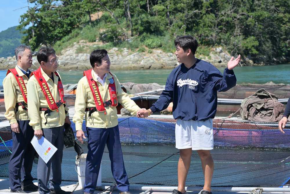 ▲ 무더위 속에서 방류 작업을 이어가고 있는 어업인들을 격려하고 애로사항을 청취했다. ⓒ여수시